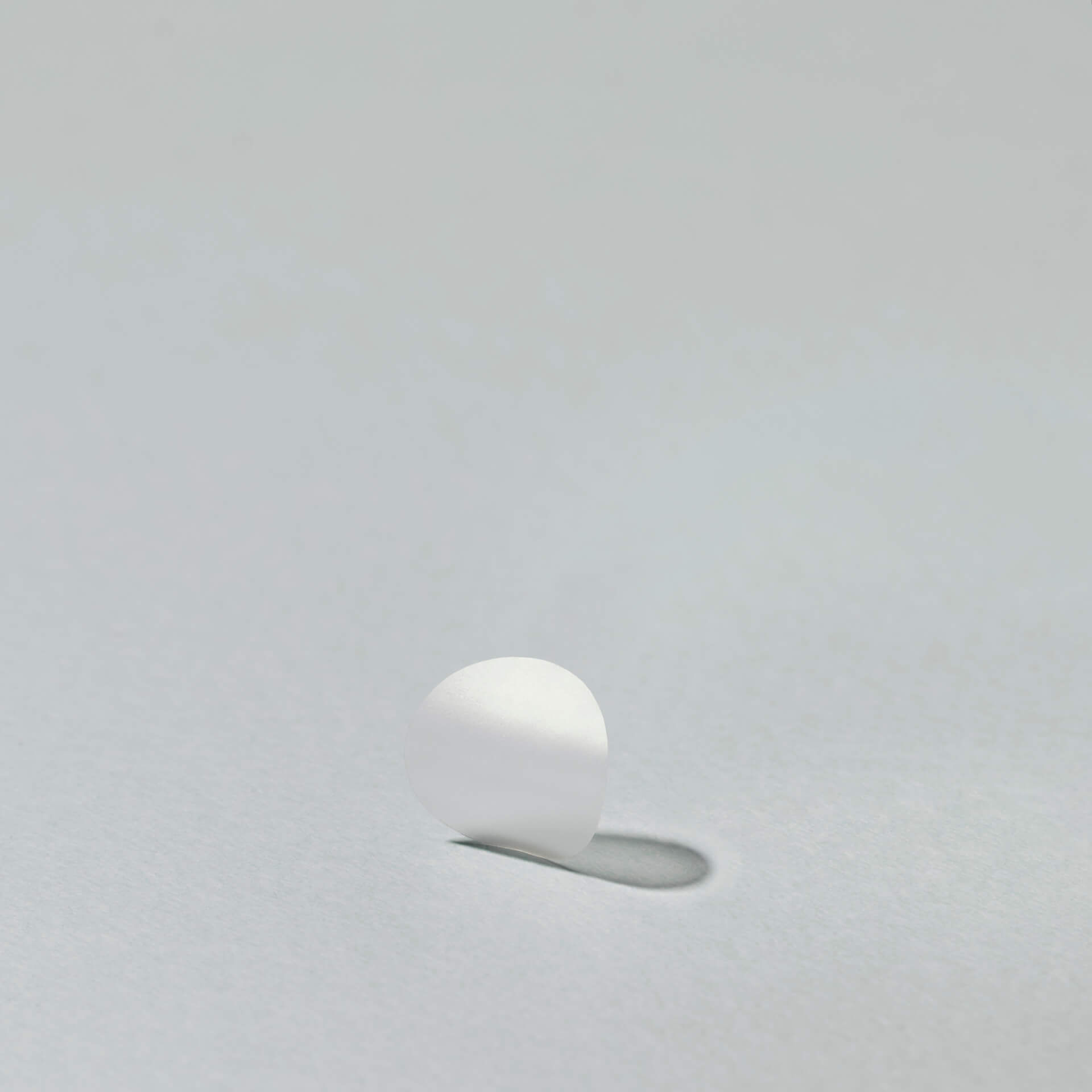 Zbliżenie na pojedynczy plaster Cetaphil Pimple Patch.